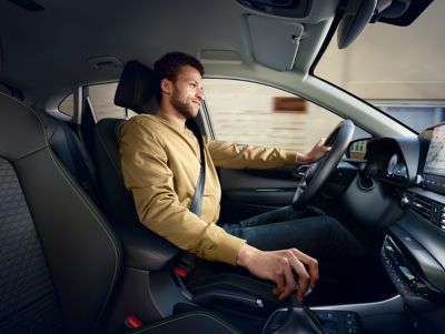 Muž za volantom v interiéri Hyundai i20.