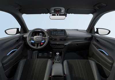 Blick in den vorderen Innenraum eines Hyundai i20 N mit schwarzem Dachhimmel.