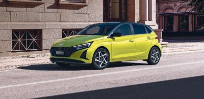 Der Hyundai i20 fährt eine Straße entlang.