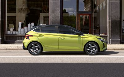 Une Hyundai i20 roule dans les rues de la ville.