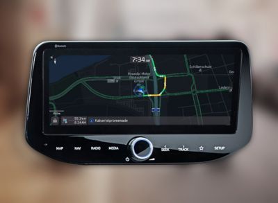 Close-up van een Hyundai touchscreen met navigatie en live verkeersinformatie.