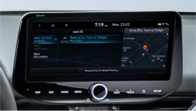 Gros plan sur les points d'intérêt de l'écran de la Hyundai i30. 