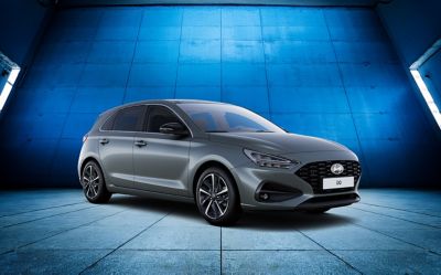 Hyundai i30 su sfondo blu.
