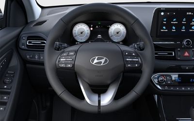 Interni della Hyundai i30 con rivestimenti scuri.