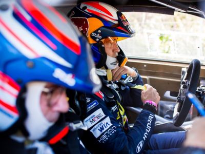 Hyundai Motorsport-piloot Thierry Neuville en copiloot Nicolas Gilson in de cockpit van de Hyundai i20 Coupé WRC