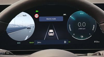 Cuadro de instrumentos del Hyundai TUCSON Híbrido Enchufable mostrando las cámaras de visión trasera en la pantalla.
