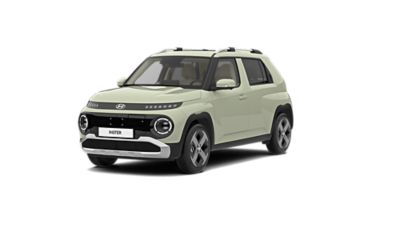 Une femme passant devant le nouveau véhicule électrique compact Hyundai INSTER.