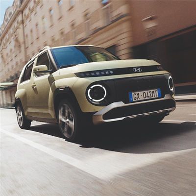 Nuova Hyundai BAYON si ferma ad un attraversamento pedonale