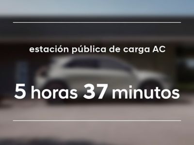 La batería de 63 kWh se carga en 5 horas y 50 minutos desde un wallbox doméstico o una estación de carga pública de corriente alterna.