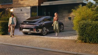 Samochód Hyundai IONIQ 6 zaparkowany przed domem