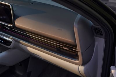 crash pad garnish in grey of the Hyundai IONIQ 6 