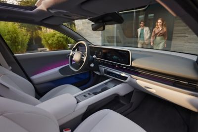 Blick in das sonnendurchflutete Interieur eines Hyundai IONIQ 6.