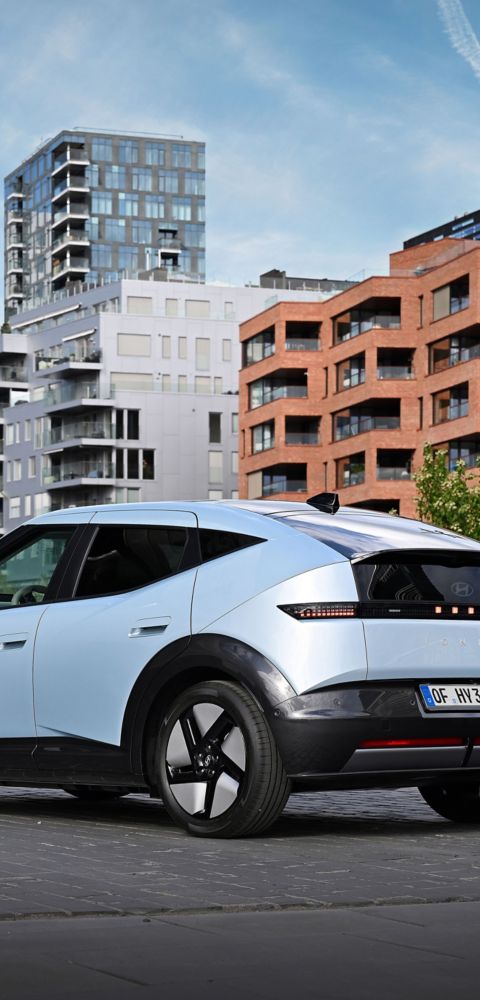 IONIQ 3 zaparkovaný ve městě.