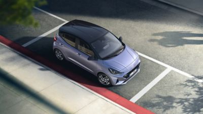 Hyundai i10 parcheggiata in città