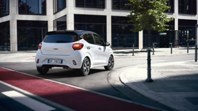 Hyundai i10 N Line svolta su strada di città