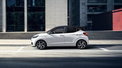 Hyundai i10 N Line parcheggiata in città