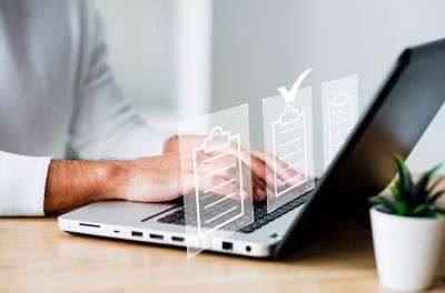 Mężczyzna piszący na klawiaturze laptopa