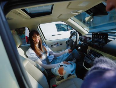 Dziewczyna za kierownicą Hyundaia INSTER