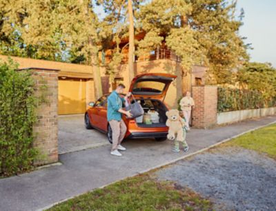 i30 Kombi jedoucí po okresní silnici.