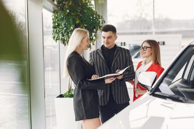 Osoby w salonie Hyundai