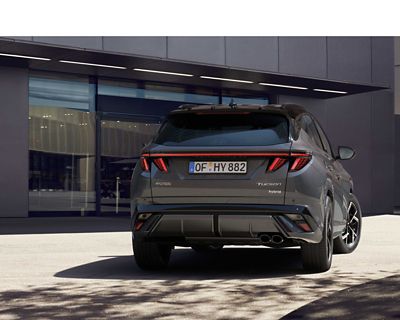 Le hayon arborant le logo Hyundai à l'arrière de Hyundai TUCSON Hybrid.