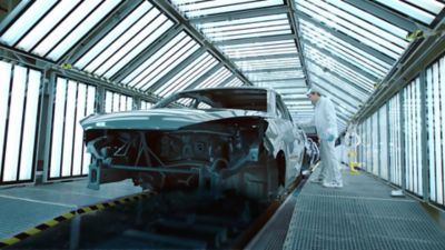 Video with a behind the scenes look at Hyundai's high tech factory in Nošovice, Czech Republic.