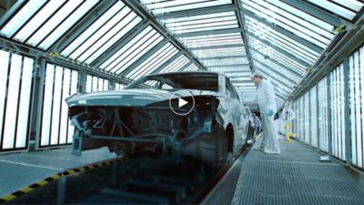 Video with a behind the scenes look at Hyundai's high tech factory in Nošovice, Czech Republic.