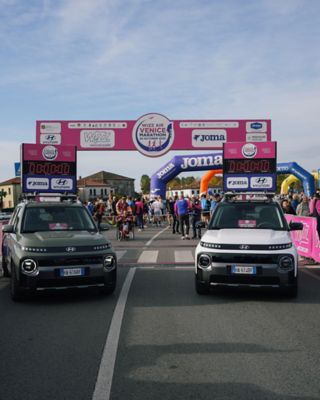 Nuova Hyundai BAYON si ferma ad un attraversamento pedonale