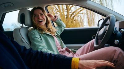 Ragazza dentro Hyundai IONIQ 5