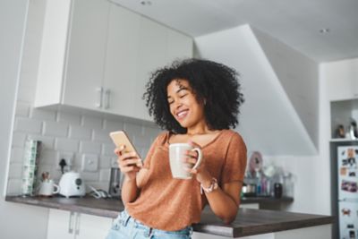 Ragazza in ambiente domestico con device in mano