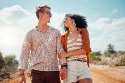 Una pareja disfruta de un paseo en su viaje a la montaña