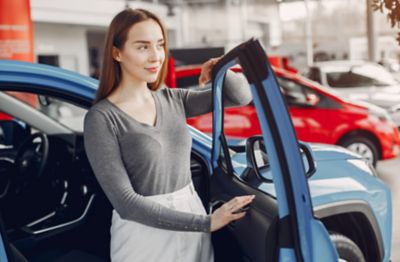 Kobieta wysiadająca z samochodu Hyundai