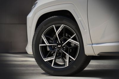 Zbliżenie na koło samochodu Hyundai TUCSON