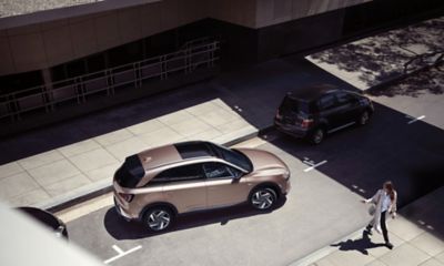 Hyundais aktive blindsoneassistent gjør det tryggere å kjøre ut av lukeparkering. Foto