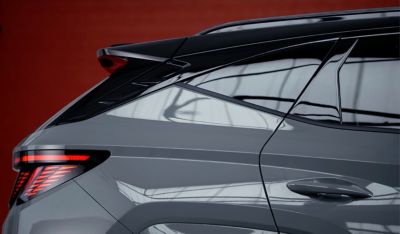 Detail bočních oken spolujezdce a sloupku C zcela nového modelu Hyundai TUCSON N Line.