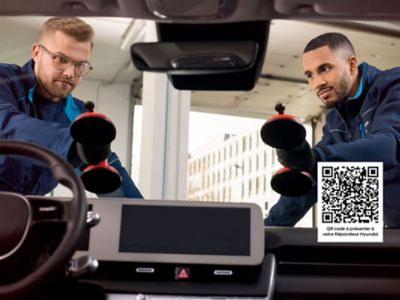 2 techniciens Hyundai remplace un pare-brise