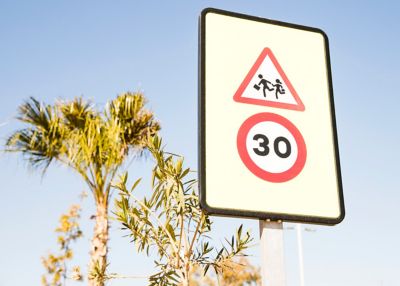 Znak drogowy ograniczenia prędkości do 30 km/h