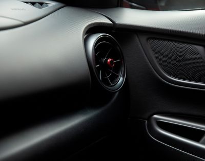 Větrací otvory a reproduktor zcela nové Kony N Line.