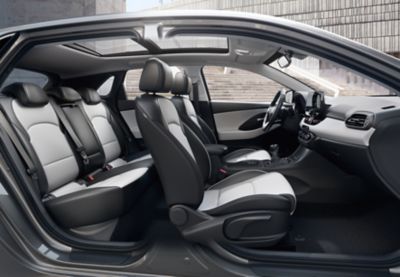  Boční pohled na Hyundai i30 kombi ukazující jeho prostornost.