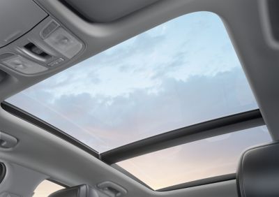 Blik op de lucht door het glazen panoramadak van de nieuwe Hyundai i30.