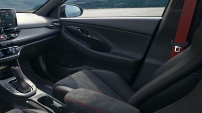 The red seat belts of the Hyundai i30 N Drive-N Limited Edition.