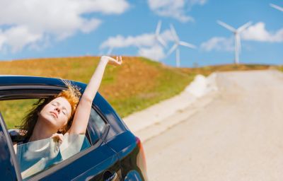 Pasażerka w podróży samochodem elektrycznym.