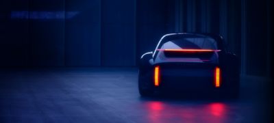 Zdjęcie nowego samochodu koncepcyjnego EV - zapalone światła hamowania.
