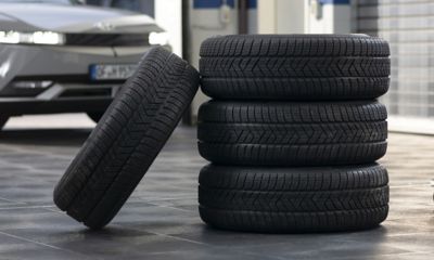 Staplade bildäck från Hyundai Preferred Partners i verkstadsmiljö.