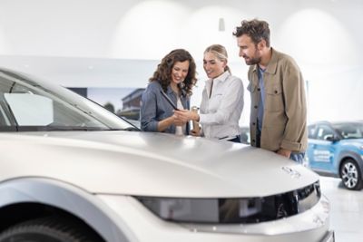 Il Meccanico Hyundai che controlla i freni di una Hyundai.