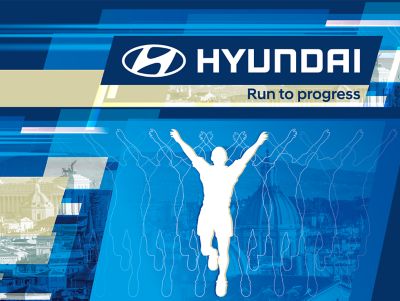 Nuova Hyundai BAYON si ferma ad un attraversamento pedonale