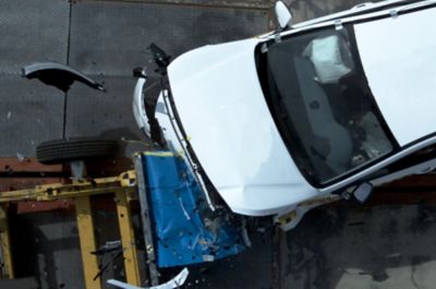 vůz hyundai při crash testu