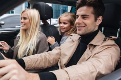 Zadowolona rodzina w samochodzie Hyundai