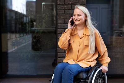 Młoda osoba na wózku