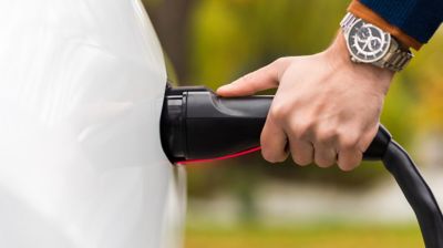 Ładowanie samochodu.